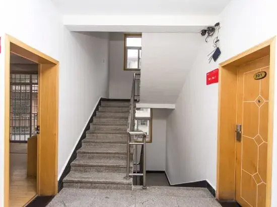 Чжанцзяцзе: Zhangjiajie Yijia Apartment