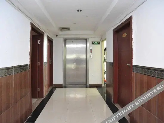 Дунгуань: Nuojulian Hotel (Dongguan Hengli bus station)
