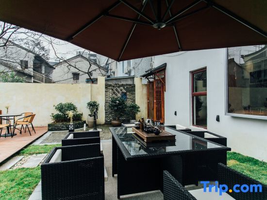 Цзясинь: Wuzhen Shuyi Riverside Hotel (Xizha South Gate Branch) Parking in front of the courtyard