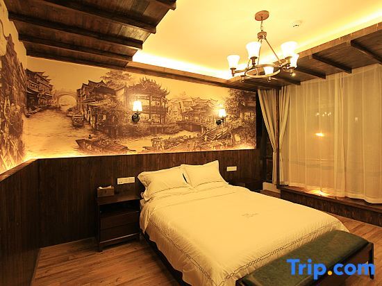 Цзясинь: Wuzhen Shuyi Riverside Hotel (Xizha South Gate Branch) Parking in front of the courtyard