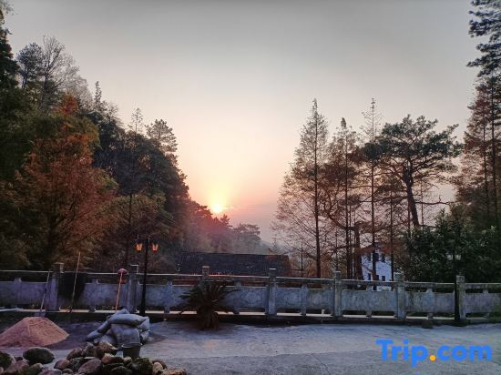 Хэнъян: Mingjing Mountain House on the halfway of Hengshan Mountain
