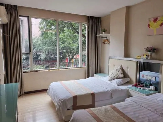 Маоминг: Huazhou Xingxuan Fashion Hotel