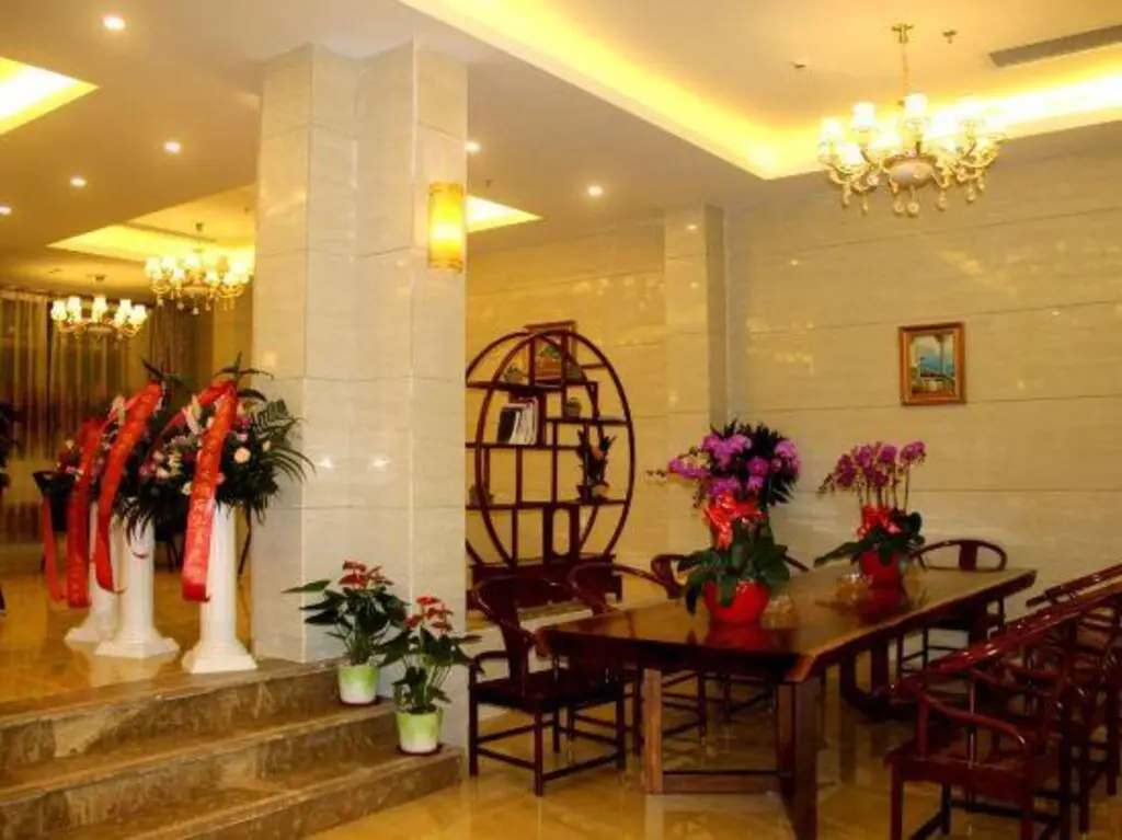 Санья: Jiangnan Baoyue Business Hotel (Sea Travel Duty Free Eternal Love Store)