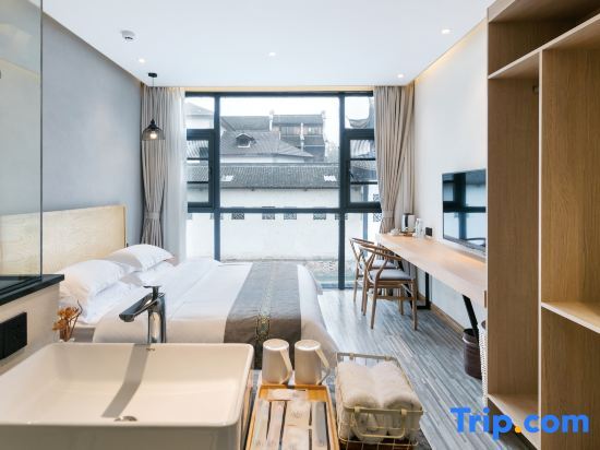 Цзясинь: Unknown World Hostel Wuzhen