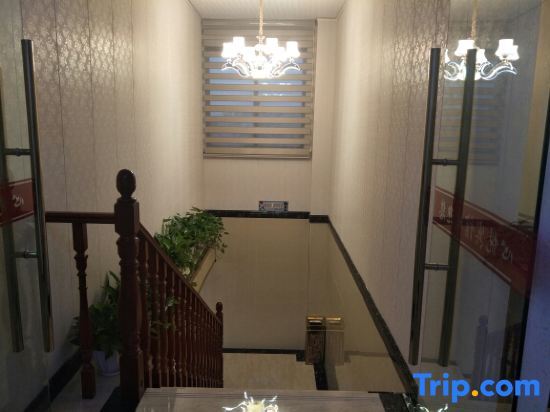 Цзясинь: Pinghu Xinyue Fashion Hotel