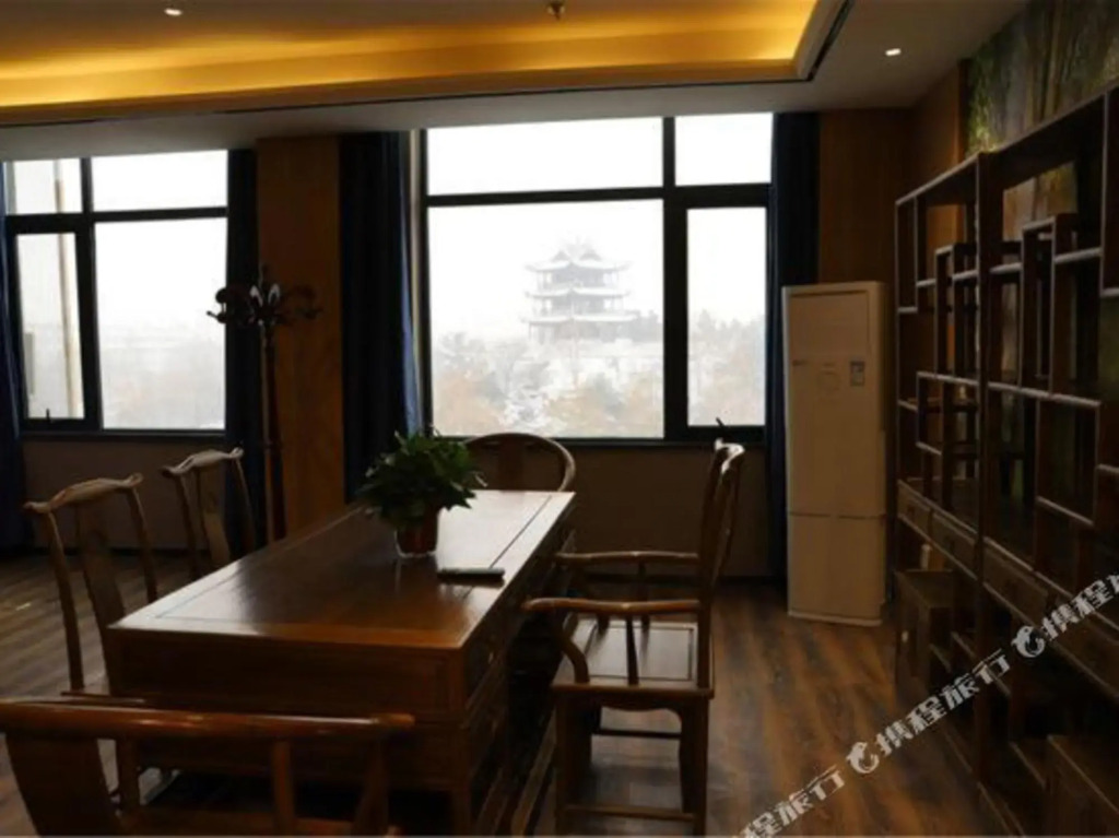 Наньян: Kee Royal Hotel (Dengzhou Hua Chau Academy Store)