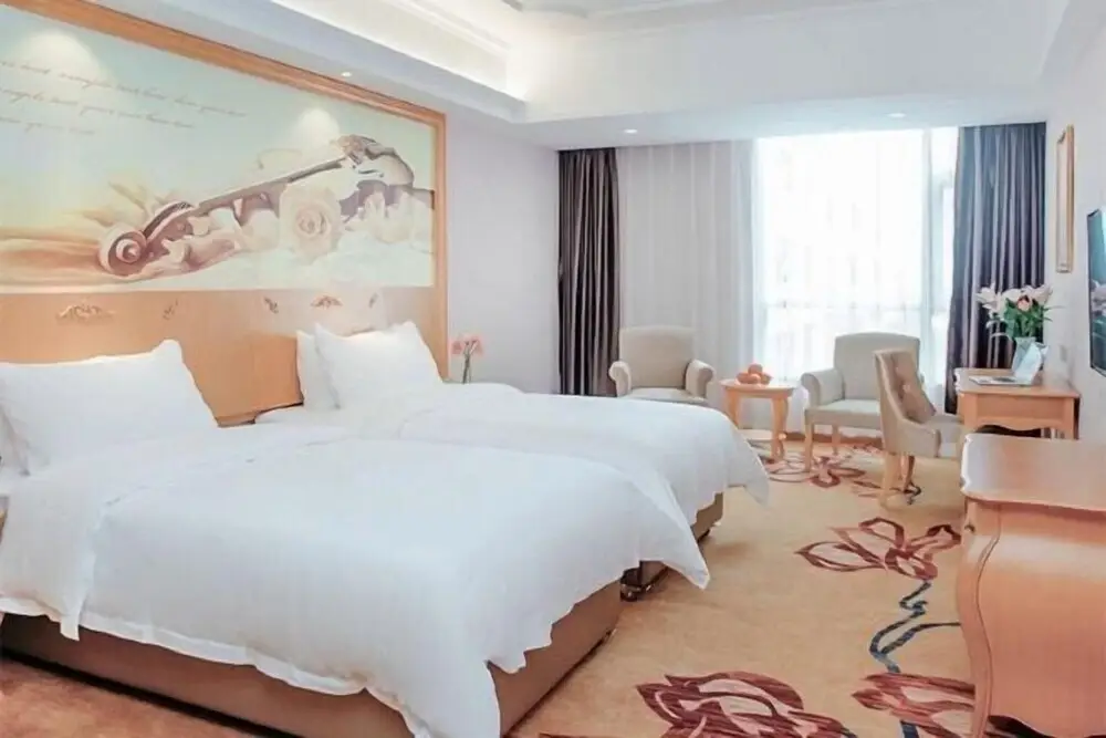 Маоминг: Vienna Hotel (Xinyi Jiaoyucheng River View)