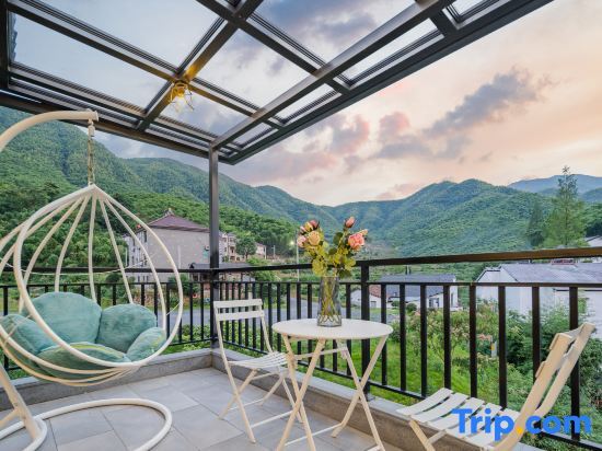 Хучжоу: Yunxia Anji Yunshang Grassland Wild Luxury Family Holiday Villa (Xianlongxia Drifting Scenic Area)