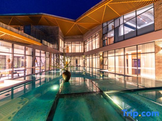 Лешан: Yunfuli Yunsu·Emeishan Yunshuiju Private Hot Spring B&B