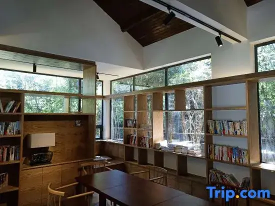 Цзясинь: North and South Lake Yihe Holiday Hushan Spring House