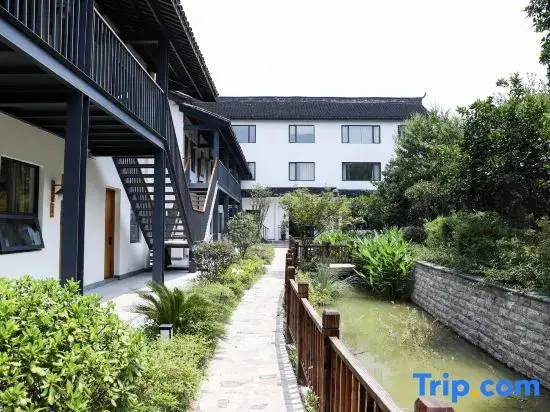 Цзясинь: North and South Lake Yihe Holiday Hushan Spring House