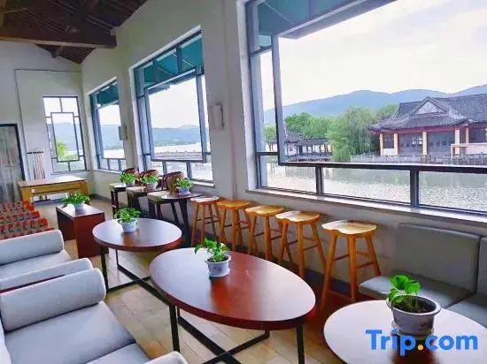 Цзясинь: North and South Lake Yihe Holiday Hushan Spring House