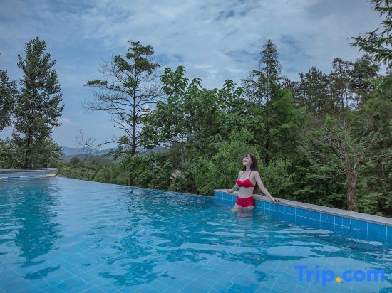 Хучжоу: Mountain trips to the AutumnVilla (Anji Zhejiang North Grand Canyon Branch)