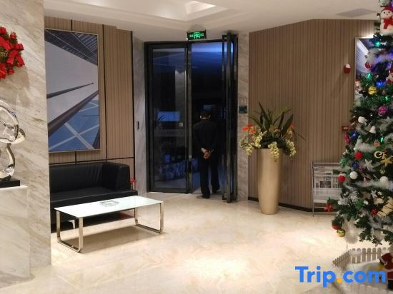 Фошань: Queen Design Hotel (Qiandeng Lake Resort Guicheng Subway Station Branch)