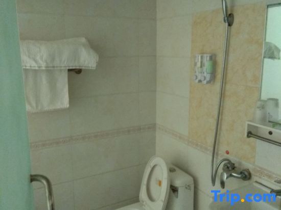 Линьи: Dongfang Hotel (Feixian Shengli Road Store)