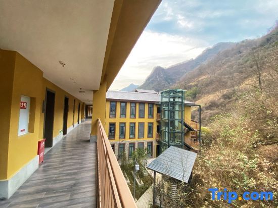 Чунцин: Chengkou Kanggu  Holiday Hotel