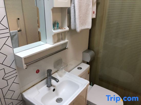 Шанхай: Xiao Hotel Apartment (Shanghai Pengpu Xincun Subway Station)