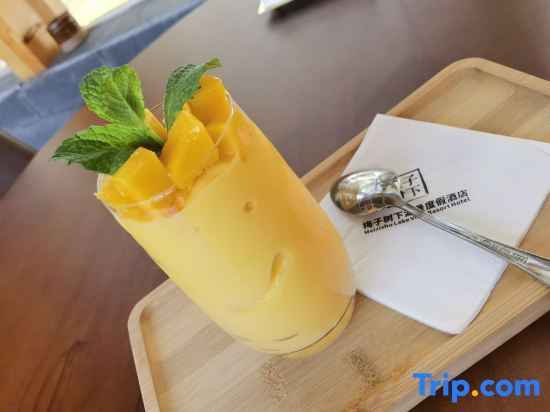 Дали: Plum Tree Lakeside Resort