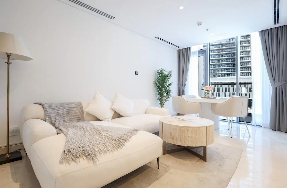 Elite LUX Holiday Homes - 2BR Suite of Elegance in Business Bay Dubai — фото 1