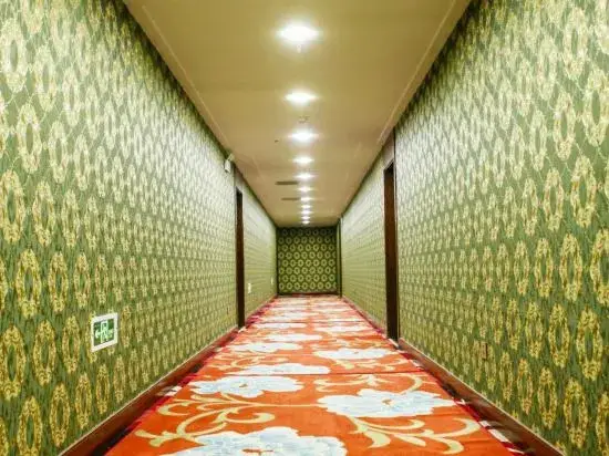 Чжанцзякоу: Chicheng Hongyuan Business Club (Chicheng Bus Station)