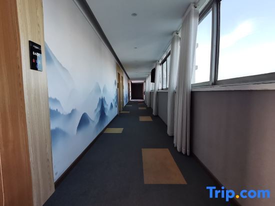 Сянфань: Yiyi Select Hotel (Gucheng Railway Station 3rd Ring Road Cheqiao Industrial Park)