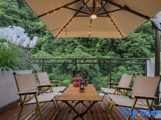 Мую: Weijianshan Homestay (Shennongjia Muyuzhen Xiangxi Street Branch)