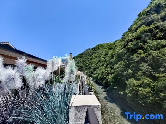 Мую: Weijianshan Homestay (Shennongjia Muyuzhen Xiangxi Street Branch)