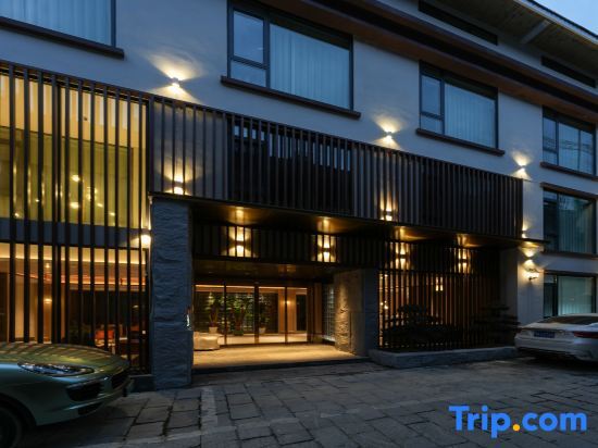 Мую: Weijianshan Homestay (Shennongjia Muyuzhen Xiangxi Street Branch)