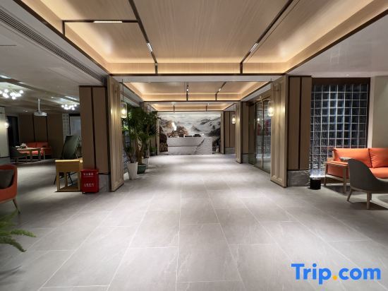 Мую: Weijianshan Homestay (Shennongjia Muyuzhen Xiangxi Street Branch)