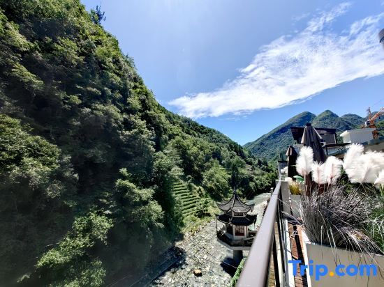Мую: Weijianshan Homestay (Shennongjia Muyuzhen Xiangxi Street Branch)