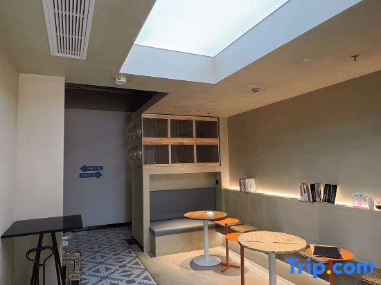 Шанхай: XHMC Apartment