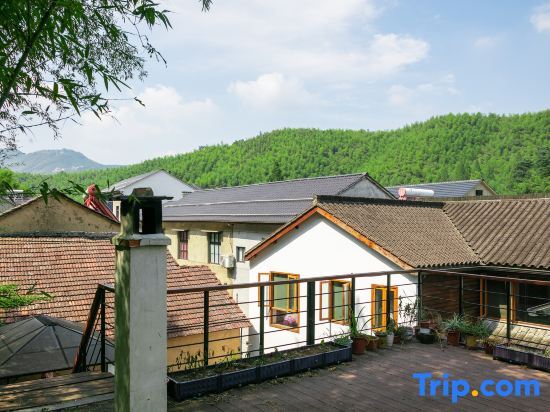 Хучжоу: Moganshan Creekside Wood House
