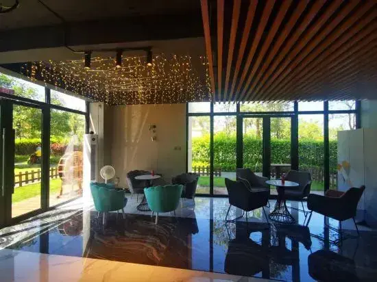 Фанчэнган: Peninsula Lake Hotel (Taohua Lake Park Store in Fangchenggang)