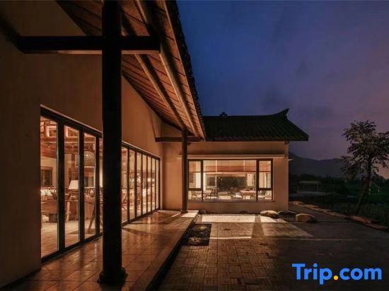 Лешан: Emeishan Gaoqiao Li  Hentique Pinecone Hotel