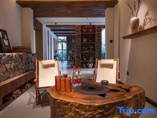 Фэньи: Liangqi Private Tang Homestay