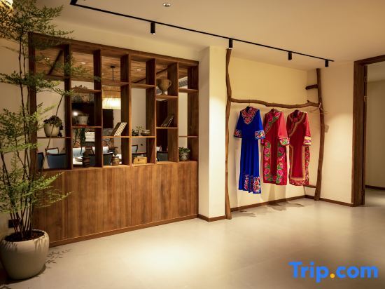 Фэньи: Liangqi Private Tang Homestay