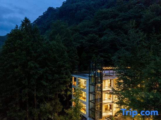 Чэнду: The door opens on a view of mountains