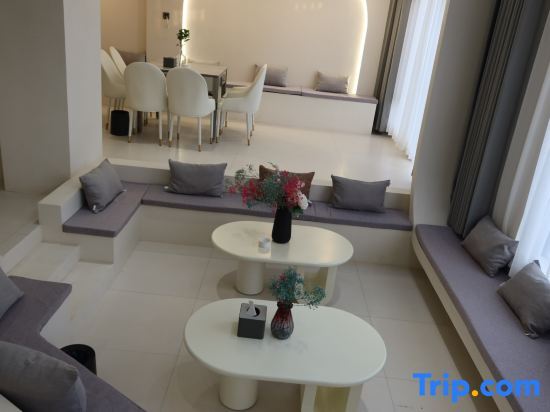 Текес: Zhaolan Light Luxury Vacation Homestay (Tekes Bagua City Store)