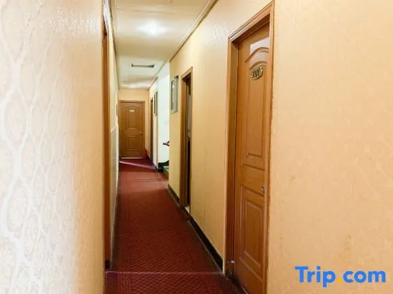 Маоминг: Huazhou Baiyun Apartment