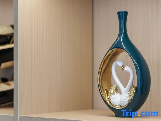 Шаоксинг: Home Inn Aiyi Hotel (Shaoxing Paojiang Binhe Commercial Center)