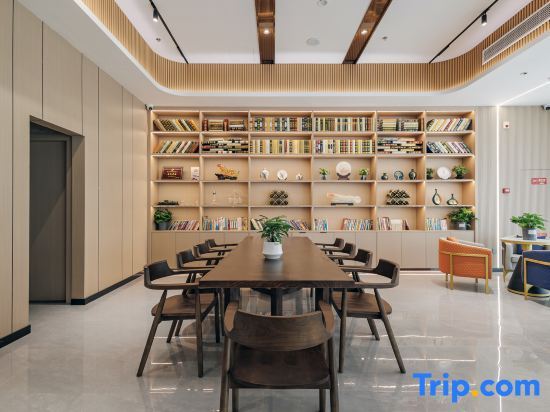 Шаоксинг: Home Inn Aiyi Hotel (Shaoxing Paojiang Binhe Commercial Center)