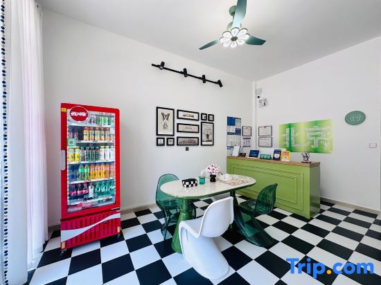 Санья: Sanya Yantana Travel Rental Store