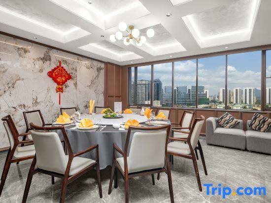 Санья: San Ya  Bay  Earl Park Hyatt Hotel