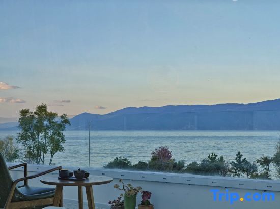 Дали: Wind and rain said sea view beauty villa