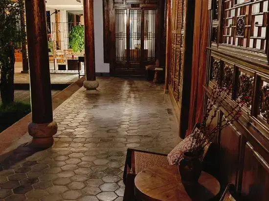 Дали: Shaxi Crescent Lake Homestay