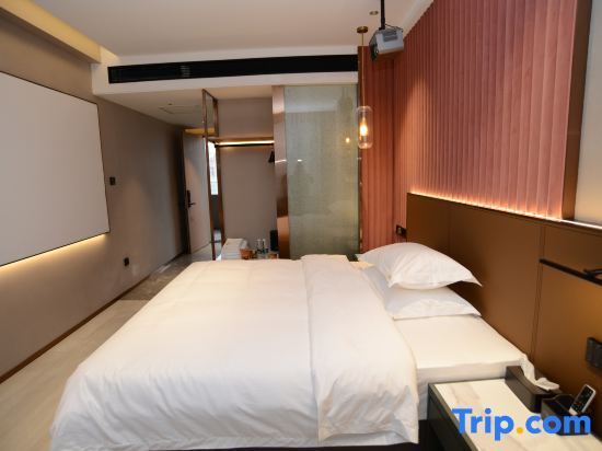 Хуайхуа: Carlton Movie Hotel