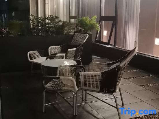 Хуайхуа: Carlton Movie Hotel