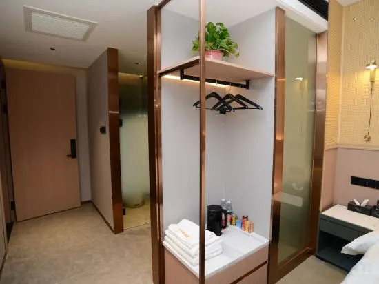 Хуайхуа: Carlton Movie Hotel