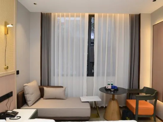 Хуайхуа: Carlton Movie Hotel