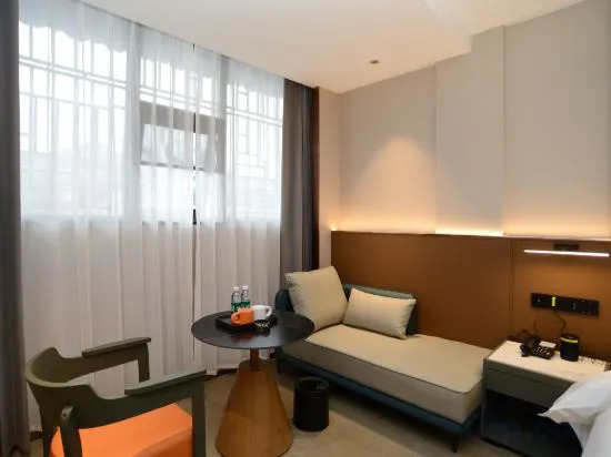 Хуайхуа: Carlton Movie Hotel